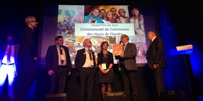 Hervé Lemainque (à gauche), président de l'association JNCP, a remis le Grand prix du jury à la communauté de communes des Hauts de Flandre