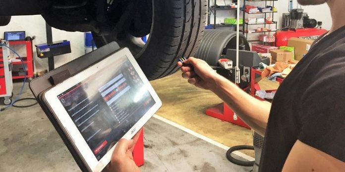 A Sophia Antipolis, un garage réalise des diagnostics voiture que les clients reçoivent en temps réel sur leur smartphone